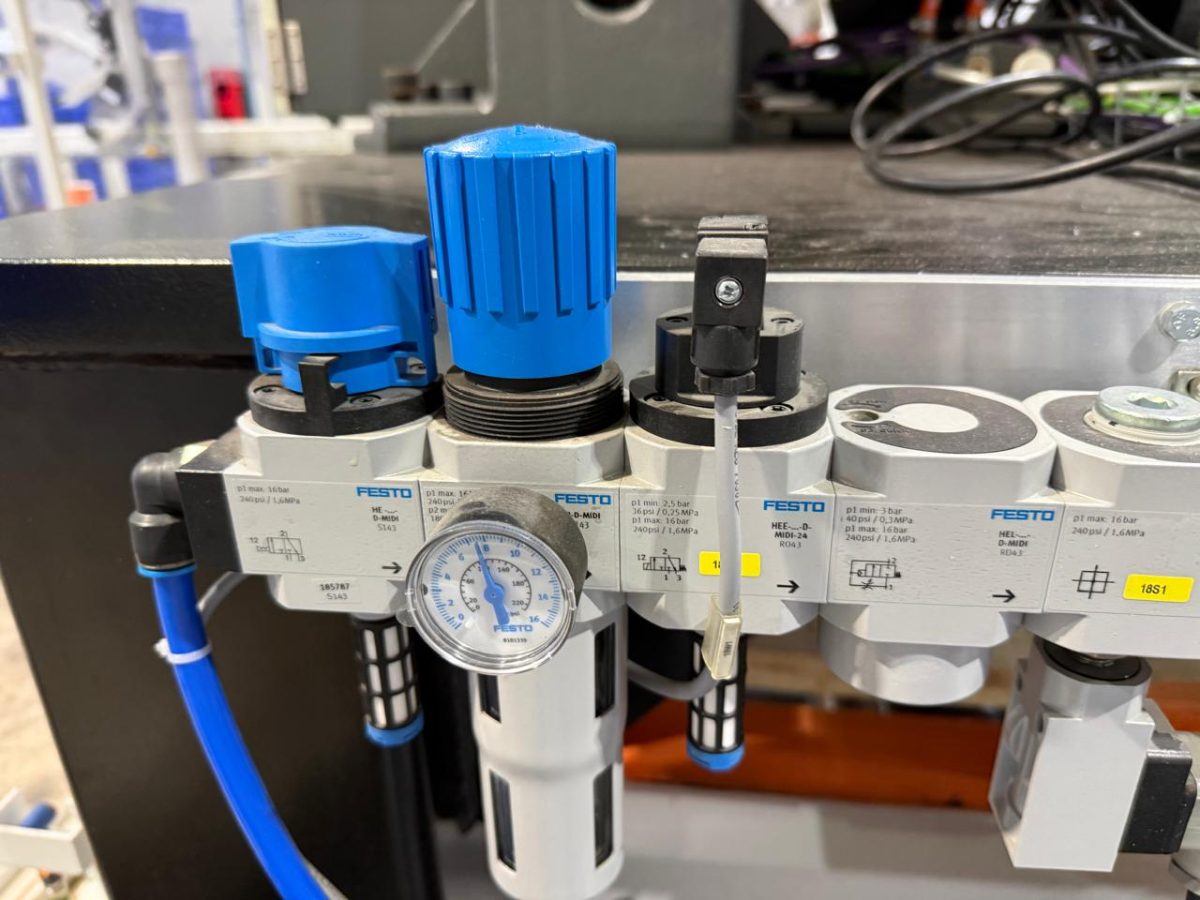 Unidad de mantenimiento FESTO serie MIDI instalada: filtro regulador, manómetro y válvula de arranque
